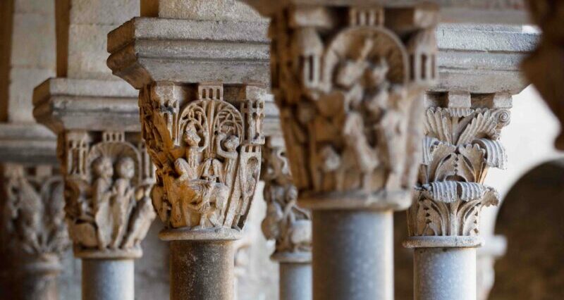 Claustro románico capiteles