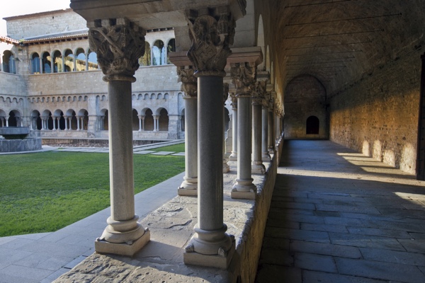 El Claustro románico, organizador de la vida monástica