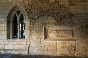 Portail énigmatique Portail énigmatique Monastère de Sant Cugat