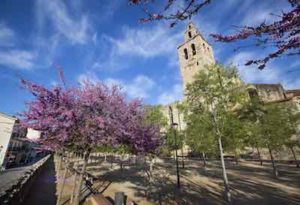 PARCS SANT CUGAT Foto de una plaza con una iglesia de fondo
