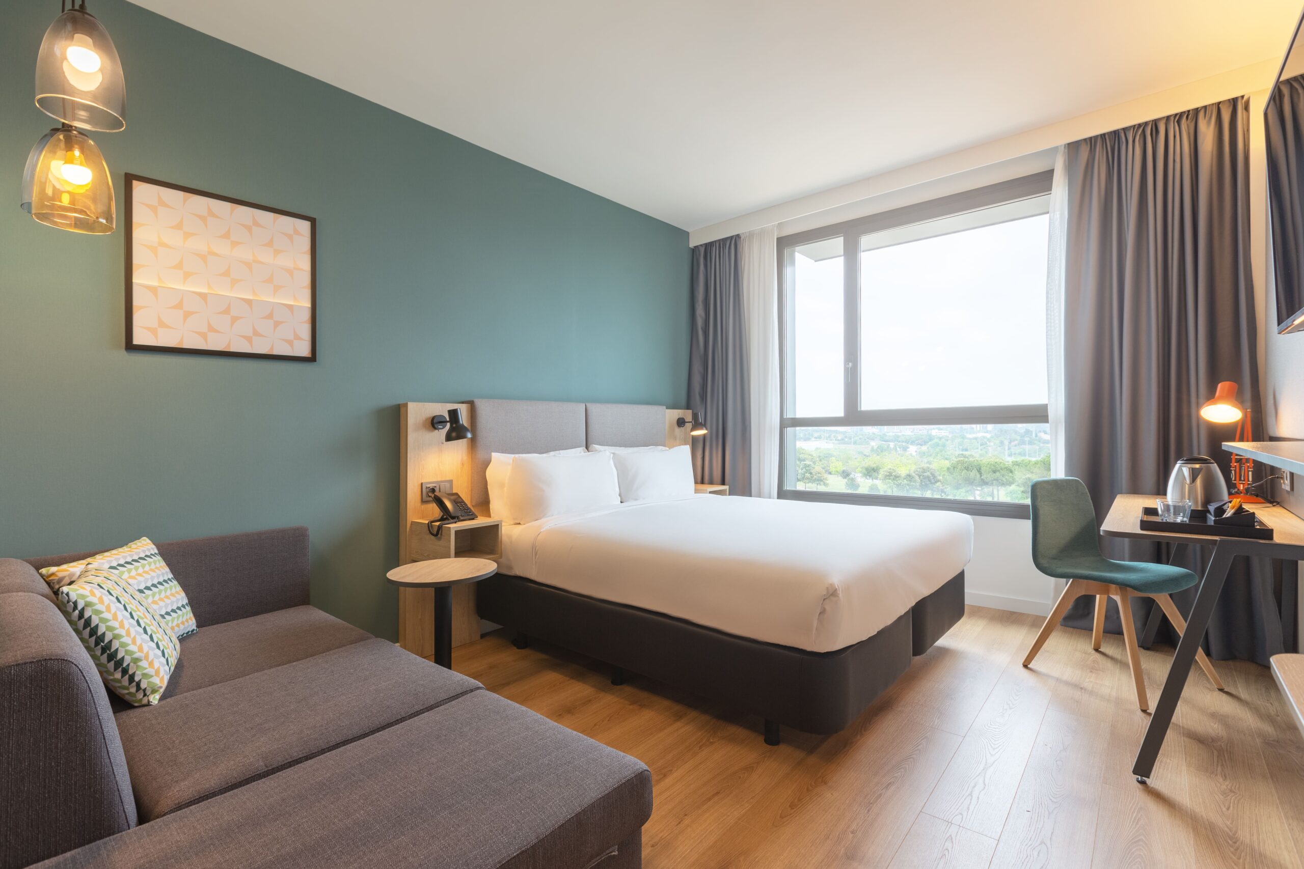 queen bed Hotel Holiday Inn Barcelona Sant Cugat****