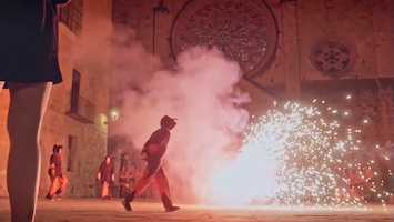 Programa TV -“Bèsties i flames” plaça del monestir amb esclat de petards