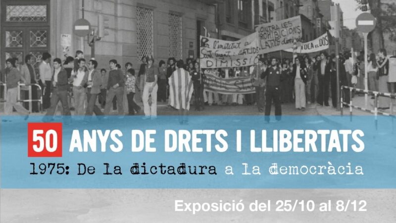 fotografia antiga d'una manifestació que ilustra el cartell de l'exposició dels 50 anys de 1975 exposició de la dictadura a la democràcia