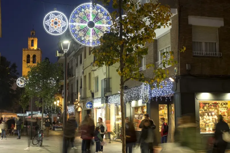 Encesa de les llums de Nadal a Sant Cugat , gent al carrer 