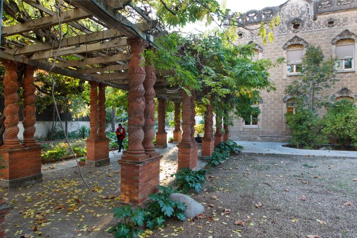 Detall modernista del jardí de la casa pèrgola