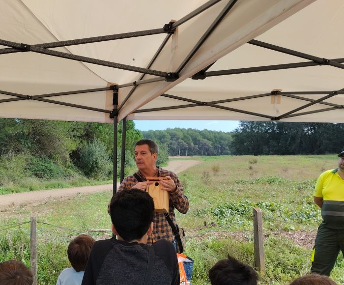 Activitat divulgativa d'ocells. Home explicant