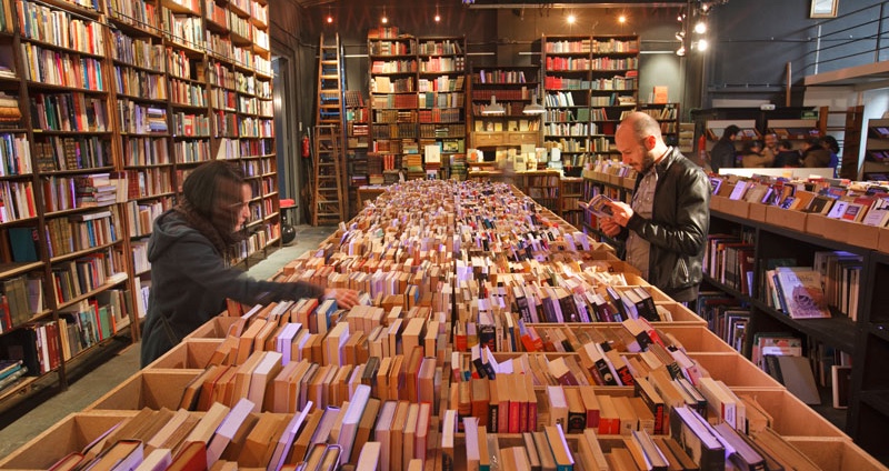 Deux personnes regardant des livres dans une librairie