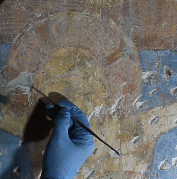 Retocs de consolidació a la pintura de la Crucificció