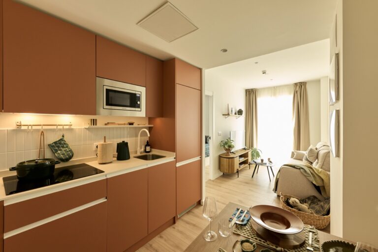 Menjador i cuina d'un apartament Be Casa