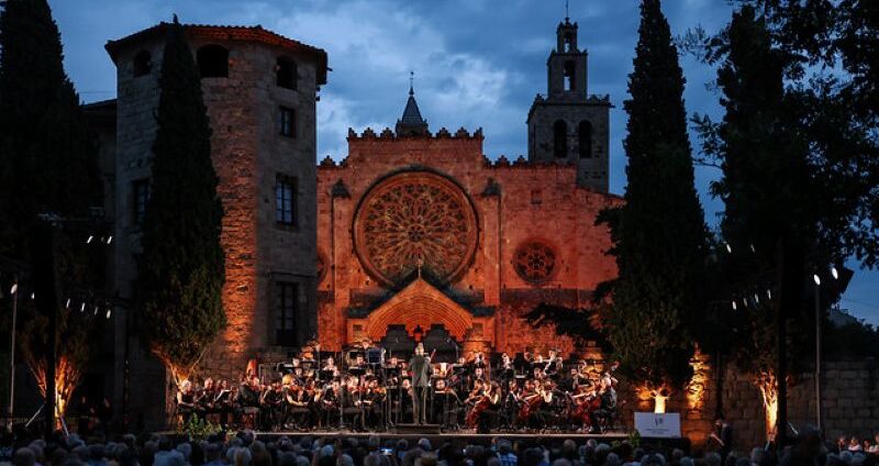 Concierto de la Orquesta Sinfónica Sant Cugat con el Monasterio de fondo