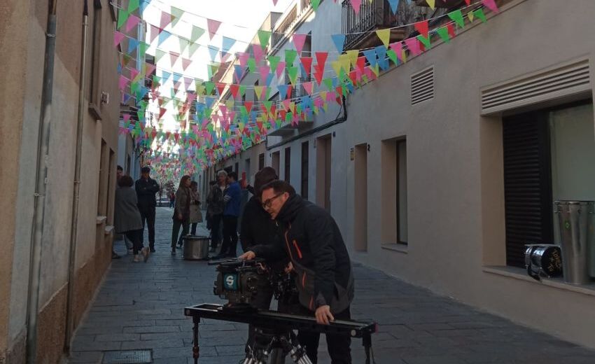 Rodaje en una calle de Sant Cugat adornada de fiesta 