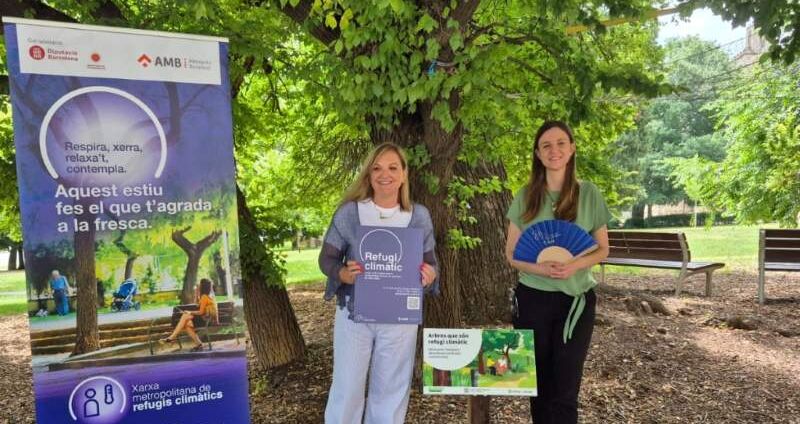 Dues dones en un parc dretes mostrant el programa de refugis climàtics 2026