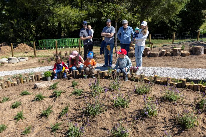 _15A3182 Famílies plantant una illa de biodiversitat